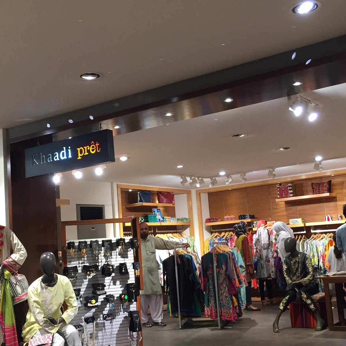 inside-united-mall-multan